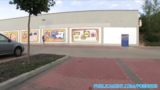 Yvette a lidl parkolójában kúrel