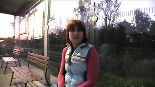 Lucy a buszmegállóban kúr