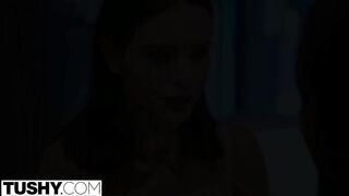 Lana Rhoades seggét egy barna hapsi döngeti