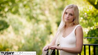 Christian Clay és Karla Kush hátsó bejáratba rakva