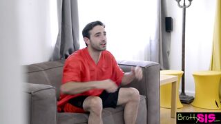 A szexy tini kiscsaj tv nézés helyzett szopna