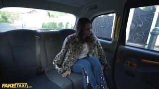 Fake Taxi - Jessy Jey a hátsó ülésen kúrel