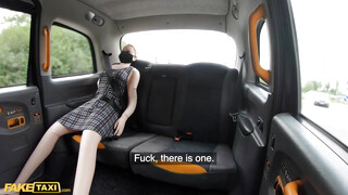 Fake Taxi - Tetovált seggű picsa lovagol