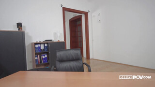 Its POV - Sarah Sultry az irodában popsiba rakva