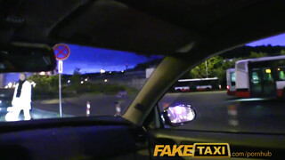 FakeTaxi - Enza megdöngetve a hátsó ülésen