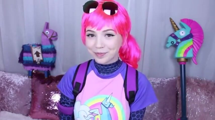 Fortnite cosplayes lány cidázza a műfaszokat