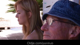 Oldje - cuki tini élvezettel cidázza ki a gecit az öregből