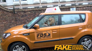 Fake Driving School - szemüveges vörös lány vadul szereti