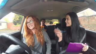 Fake Driving School - kicsike vörös spiné eltereli az oktató figyelmét