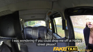 FakeTaxi - nagy kannás Milf szétbaszatja magát a Taxiban