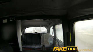 FakeTaxi - kitetovált spiné megdugva a hátsó ülésen