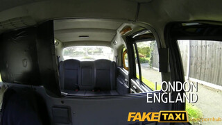 FakeTaxi - méretes seggű spiné dugni akar
