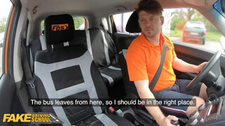 Fake Driving School - vegyvédelmi ruhában ül be a picsa a kocsiba