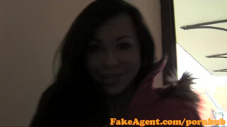 FakeAgent - műcsöcsös picsa szívesen lovagol