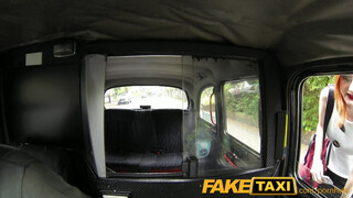 FakeTaxi gyönyörű vörös csajszi extra kannákkal