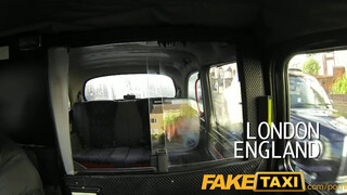 FakeTaxi világos szőke kis csajt nem nagyon zavarja az idősebb pénisz