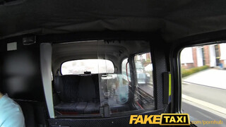 FakeTaxi fullos kisasszony engedi análba is