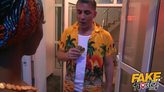 Fake Hostel afrikai lány és egy kolumbiai bula közösen