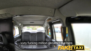 FakeTaxi nimfomániás nőci kielégítése
