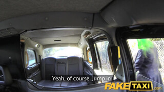 Fake Taxi zöld hajú lány popsija kúrható