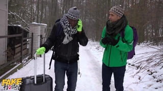 Méretes cickós tini hölgyemény és a turista srácok - Fake Hostel