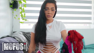 Mofos - Mj Fresh a izgató méretes csöcsű tini
