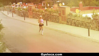 OyeLoca - Blondie Fesser a méretes tőgyes latin