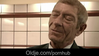 Magyar pornósztár nőci közösül idős hapsival - Oldje