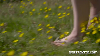 Private - Ella Hughes a szabadban kúr