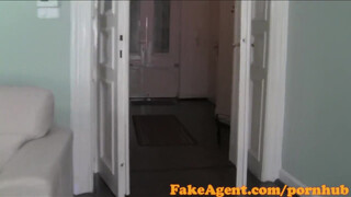 FakeAgent rettentő aranyos tini picsa és a szűk pici puncikája