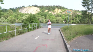 Public Agent - Mia Linz a hatalmas picsájú nőci