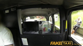 Faketaxi - szőrös pinájú milf kiscsaj kúr egyet
