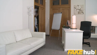 Fake Agent - Lilu Moon imád a castingon szexelni