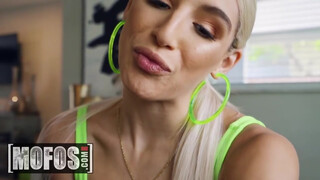 MOFOS - Abella Danger szőrös picsája megdöngetve
