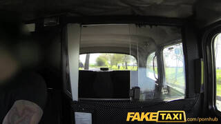 FakeTaxi - ártatlan kicsike tini nőci és a vastag kukac