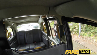 Fake Taxi - Skót csöcsös csajszi kinyalva