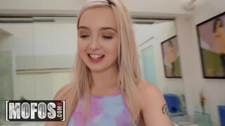 MOFOS - Lexi Lore durván hátsó bejáratba dugva