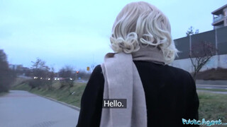 Public Agent - világos szőke csoki hölgyemény és a vastag himbilimbi