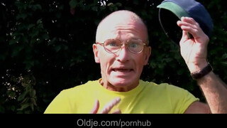 Öreg tata popsiba reszeli a bombázó tinit