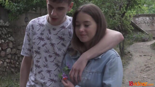 18videoz - fiatal tini páros kényelmesen