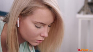 18videoz - Polly White világos szőke tinicsaj popsiba