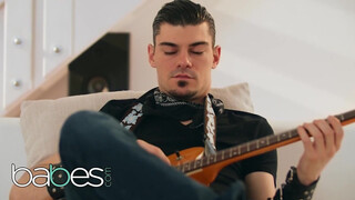 Babes - Mia Evans kúr a gitáros csávóval