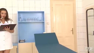 Csöcsös nővérke hátsó bejáratba tolva