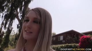 Summer Carter a cuki világos szőke hölgyemény