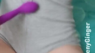 TeenyGinger szőrös picsája izgatva