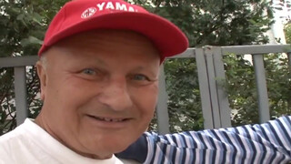 Gyuribácsi és a haverja kúrják a kis csajt