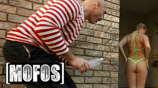 MOFOS - Harley King a fullos világos szőke tini csajszi