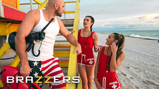 BRAZZERS - MacKenzie Mace és Kylie Rocket a gyönyörű vízimentő csajok