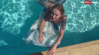 Emma wolf a tüzes picsa aki a medencében közösül vadul