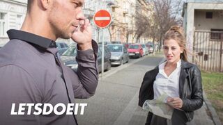 Lenyűgöző turista Silvia Dellai mélyen megkúrva egy helyi pasi által